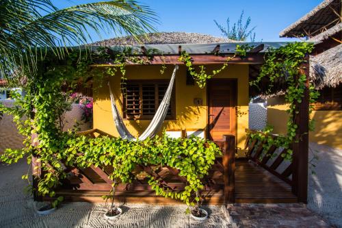 une terrasse couverte d'une maison ornée de plantes dans l'établissement Pousada Vento do Kite, à Barra Grande