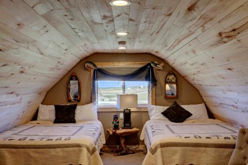 Habitación con 2 camas en una cabaña de madera en Mountain Haven Cabins en Mountain View