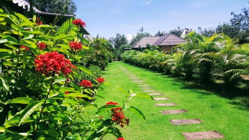 สวนหย่อมนอก CharPoot Cottage Khao Lak