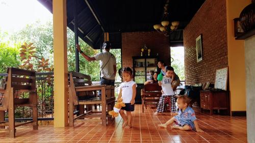 een groep kinderen die met teddyberen spelen in een kamer bij CharPoot Cottage Khao Lak in Khao Lak