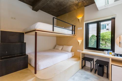 a bedroom with a bunk bed and a desk at Hotel Baroato 2nd in Seoul