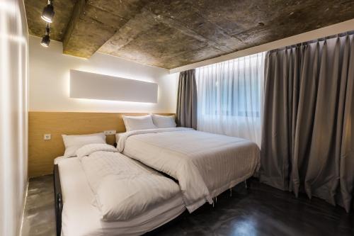 a bedroom with two beds and a window at Hotel Baroato 2nd in Seoul