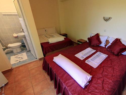 Habitación con 2 camas y baño con aseo. en Hotel Laguna, en Eforie Nord
