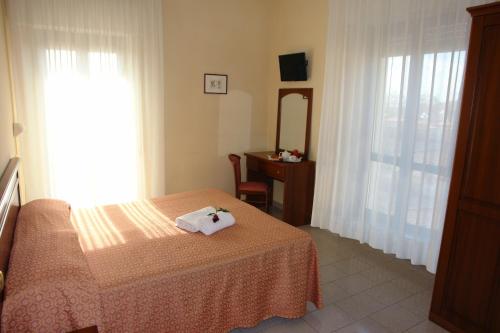 Un pat sau paturi într-o cameră la Hotel Sollievo - San Gennaro