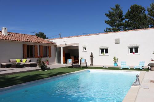 une piscine devant une maison dans l'établissement Zenitude En Provence, à Plan dʼAups