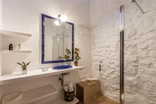 Bathroom sa Villa Es Sestadors By homevillas360