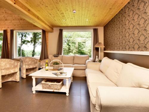 ein Wohnzimmer mit einem Sofa und einem Tisch in der Unterkunft Cozy Chalet in Soy with Sauna in Biron