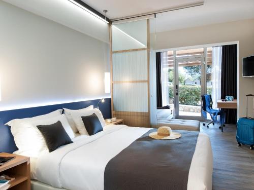 Blue Dolphin Hotel tesisinde bir odada yatak veya yataklar