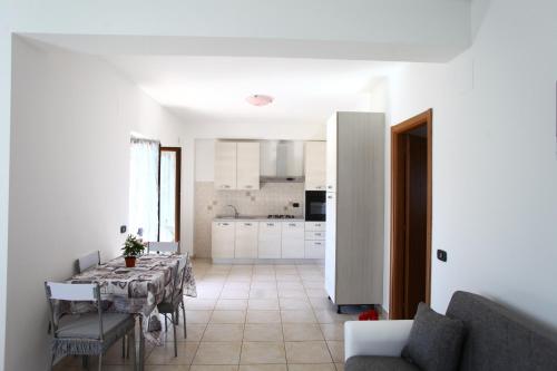 a dining room and kitchen with a table and chairs at Introdacqua Holidays in Introdacqua