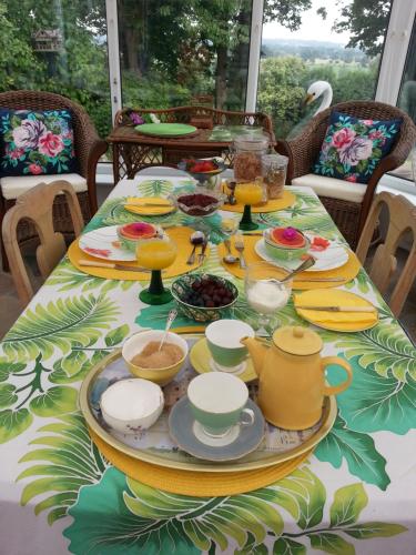 einen Tisch mit einem Teller Essen drauf. in der Unterkunft Folly Studio Bed and Breakfast in Bungay