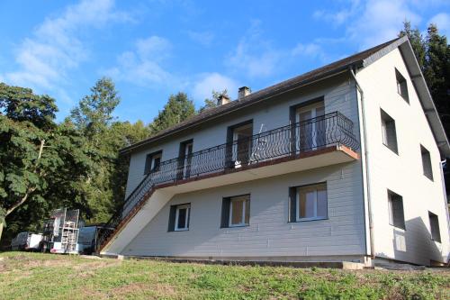 un bâtiment avec un balcon sur le côté dans l'établissement Labassere, à Labassère