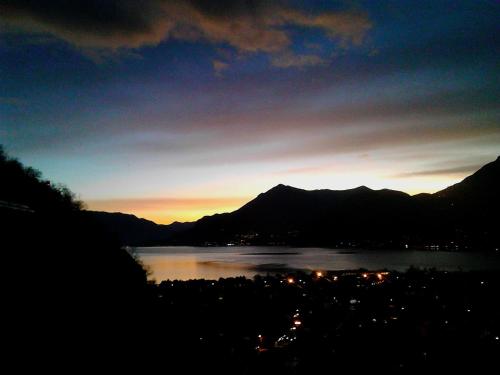 a view of a body of water at sunset at La casa della Cindy in Dervio