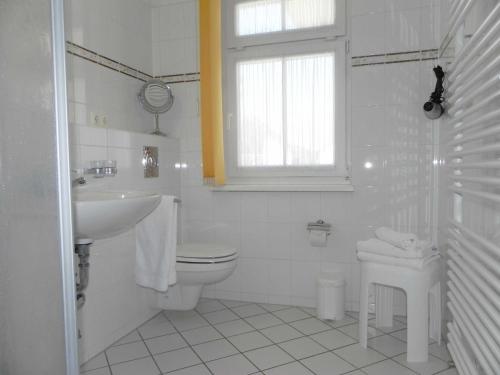 アールベックにあるFerienwohnung 3 27 Inselstrandの白いバスルーム(洗面台、トイレ付)