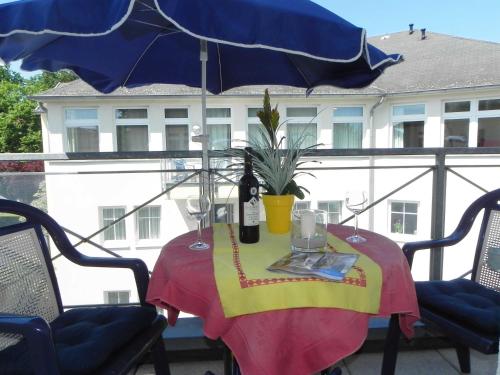 アールベックにあるFerienwohnung 3 27 Inselstrandの青傘付テーブル