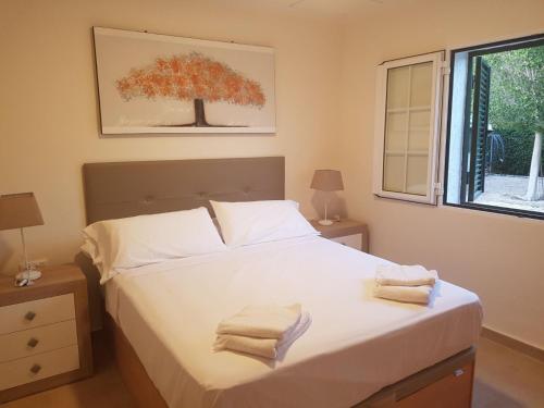 a bedroom with a bed with two towels on it at Chalet Bacarot in Alicante