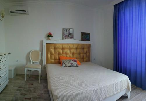 Giường trong phòng chung tại Sirena Apartment