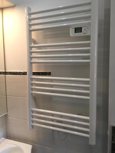 a white refrigerator with its door open in a bathroom at Le Gîte Pien in Wignehies