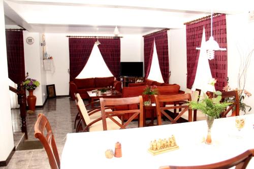 TV in/ali zabaviščno središče v nastanitvi Perera Homestay