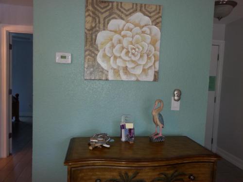 a bird statue on top of a dresser in a room at 1+1 Large condo Sarasota in Sarasota