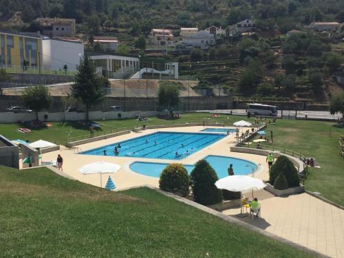 an overhead view of a swimming pool with umbrellas at Refugio d'Anita Douro Valley House in Barcos