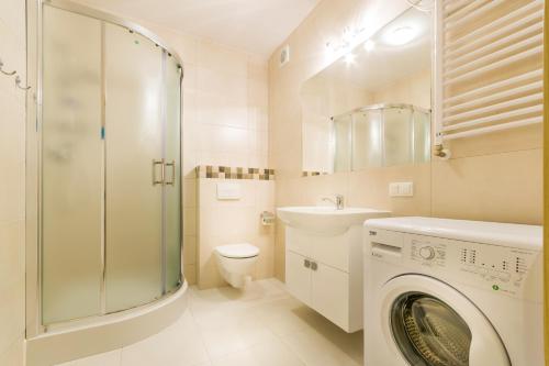 ダルウフコにあるApartamenty Solarisのバスルーム(洗濯機、シンク付)
