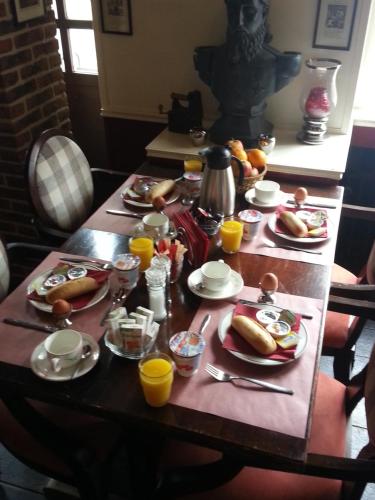 een tafel met borden met voedsel en sinaasappelsap bij CoronaZeist-Utrecht NL in Zeist