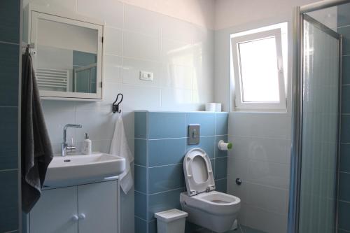 een badkamer met een toilet en een wastafel bij Apartment Luce in Trogir