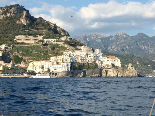 una vista de positano en la costa amalfi desde el agua en Casa Lilia, en Amalfi