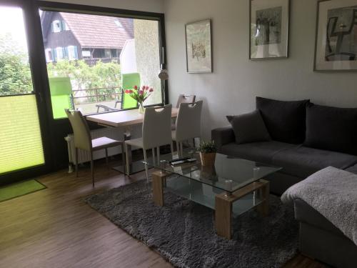 ein Wohnzimmer mit einem Sofa und einem Tisch in der Unterkunft Ferienwohnung Harzmond in Braunlage