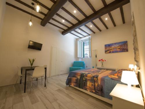 una camera con letto, tavolo e sedia di Visit Florentia Apartment a Firenze