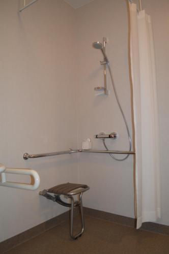 イーペルにあるBed & Zorg Ypresのバスルーム(シャワー、木製のスツール付)