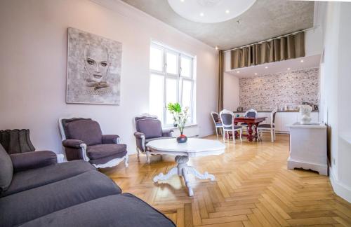 a living room with a couch and a table at Old Town - Green Apple in Wrocław