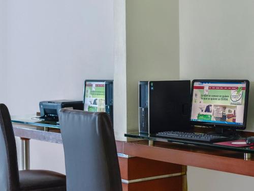 a desk with a laptop computer on top of it at Hotel Buena Vista in Bucaramanga