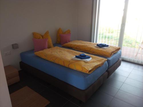 two beds sitting next to each other in a room at Bed and Breakfast Villa Hallau in Hallau
