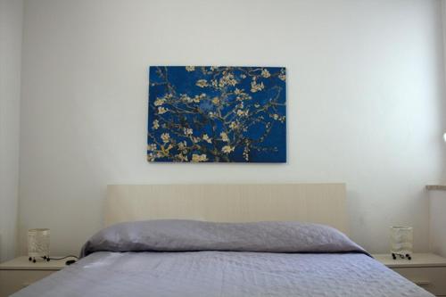 アルカモ・マリーナにあるLa rosa dei ventiのベッドルーム1室(壁に絵画が描かれたベッド1台付)