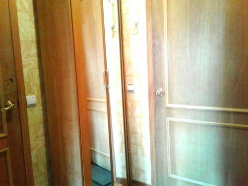 モスクワにあるApartment Novinkiのバスルーム(開閉式ドア、クローゼット付)