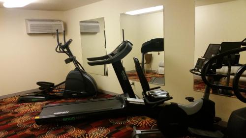 Super 8 by Wyndham Wheeling WVにあるフィットネスセンターまたはフィットネス設備