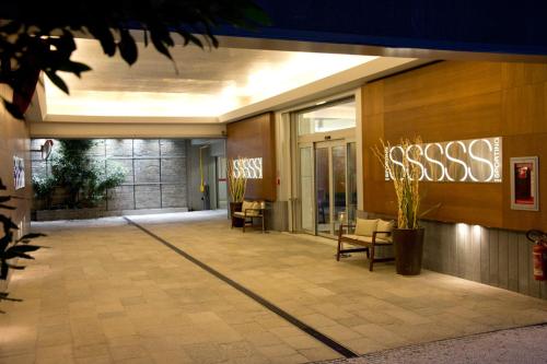 um lobby de um edifício com um sinal que reapresenta em Hotel Sporting Cologno em Cologno Monzese