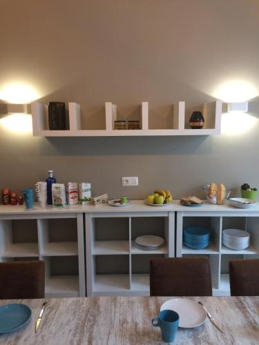 Albergue Gran Canaria في لاس بالماس دي غران كاناريا: مطبخ مع طاولة وطاولة مع رفوف