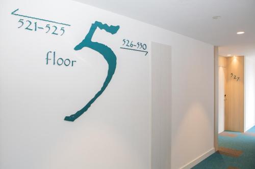 a drawing of a lizard on the wall of a room at Hotel Luxor in Playa de Palma