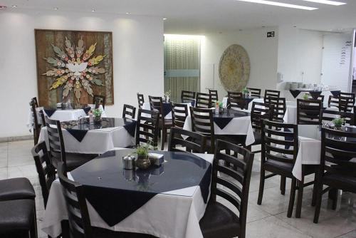 Reštaurácia alebo iné gastronomické zariadenie v ubytovaní Excellence Comfort Hotel