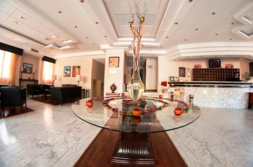 um lobby com uma mesa com um vaso sobre ele em La Maison Hotel em Wadi Musa