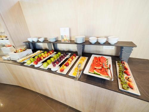 een buffet met veel verschillende soorten eten bij TUI BLUE Tropea in Santa Domenica