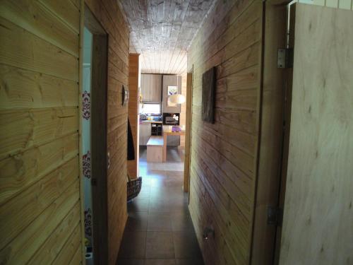 un pasillo con paredes revestidas de madera y un pasillo con en Casa Orilla Lago, en Villarrica