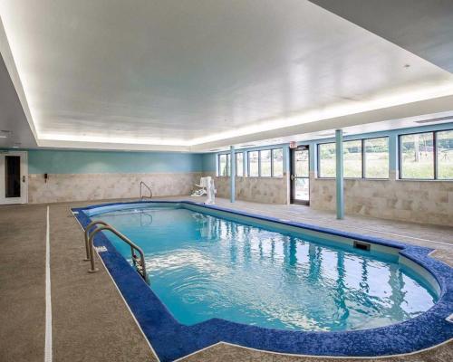 a large swimming pool in a building with a large pool at Comfort Inn in Ferdinand