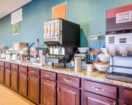 a kitchen with a counter with aasteryasteryasteryasteryasteryasteryasteryasteryastery at Comfort Inn Ferdinand in Ferdinand