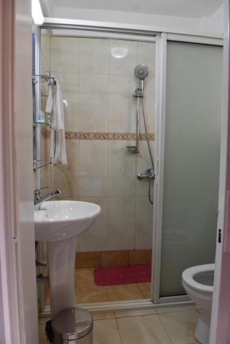 Koupelna v ubytování Interservice Hotel