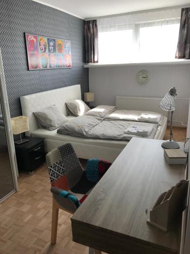 Habitación pequeña con cama, mesa y sidra de mesa en Apartament Rona en Stronie Śląskie