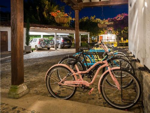 Una bicicleta rosa estacionada al lado de un edificio en Casa Santamaria Hotel Campestre, en Jericó