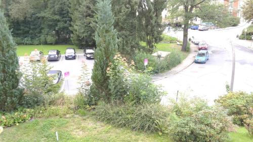 eine Gruppe von Autos, die auf einem Parkplatz geparkt sind in der Unterkunft Ferienwohnungen Villa Goldbrunnen in Bad Elster